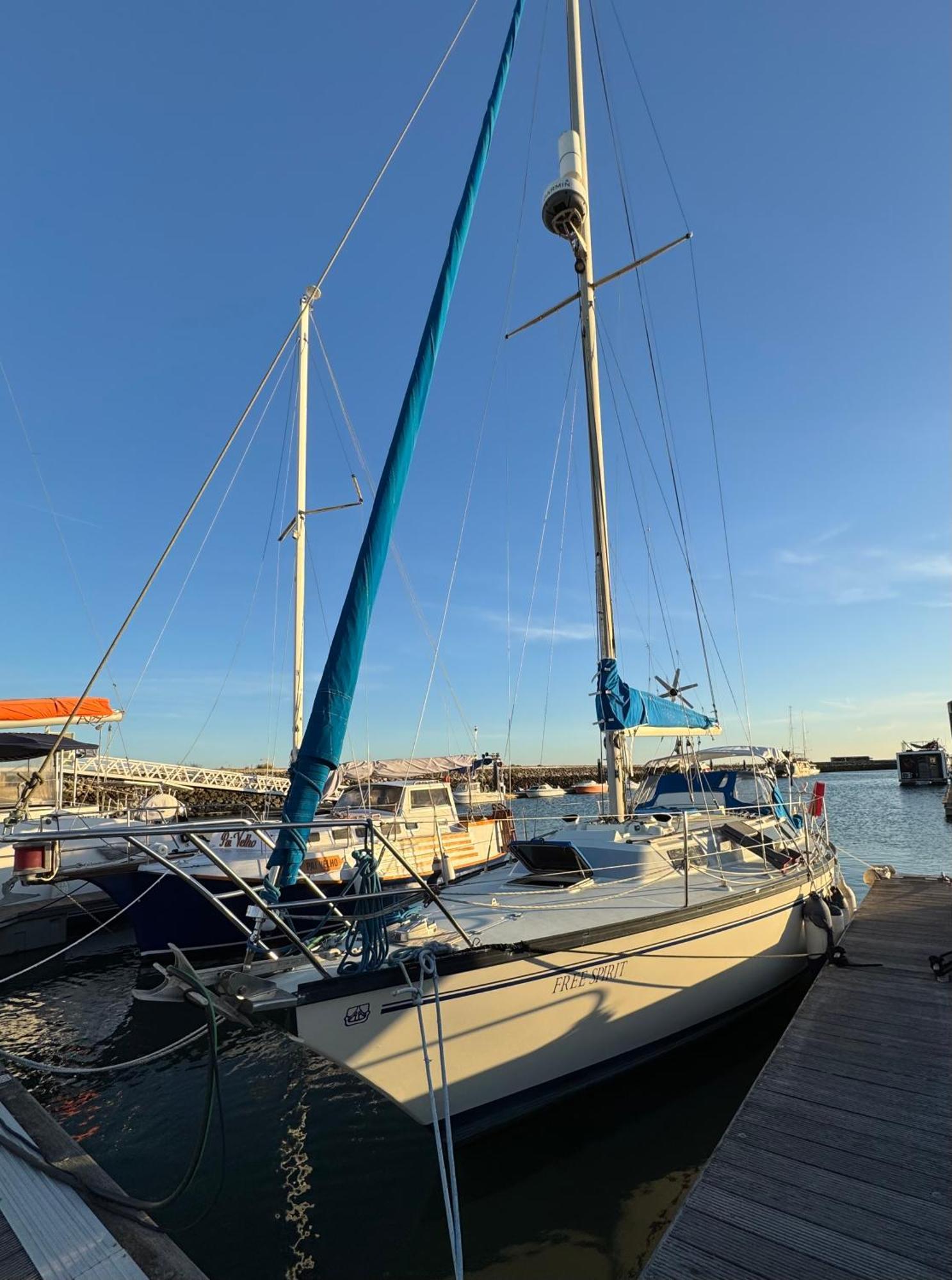 Charming Sailboat Lissabon